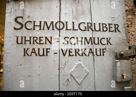 Une vieille porte d'une bijouterie, écrit en allemand, Innsbruck, Autriche. Banque D'Images