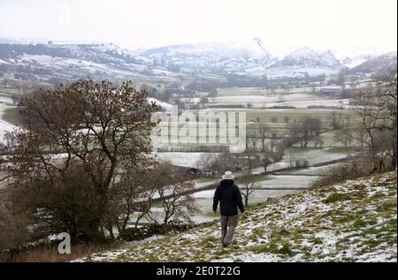 Walker à Crowdecote, dans le parc national de Peak District Banque D'Images