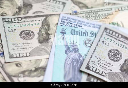 États-Unis IRS chèque et enveloppe reposant sur l'argent. Banque D'Images