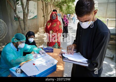 Les patients atteints de tuberculose font l'objet d'un dépistage du coronavirus à l'entrée de la clinique de tuberculose Gori à l'hôpital Indus de Korangi, Karachi, au Pakistan. Banque D'Images