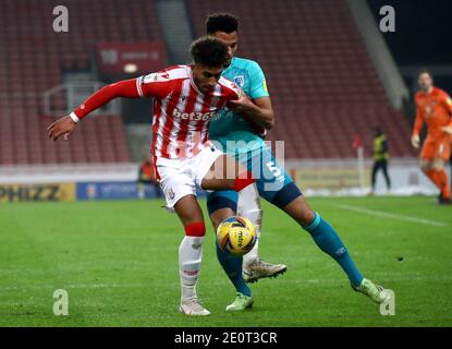 Jacob Brown (à gauche) de Stoke City et Lloyd Kelly de l'AFC Bournemouth se battent pour le ballon lors du match du championnat Sky Bet au stade bet365, Stoke. Banque D'Images