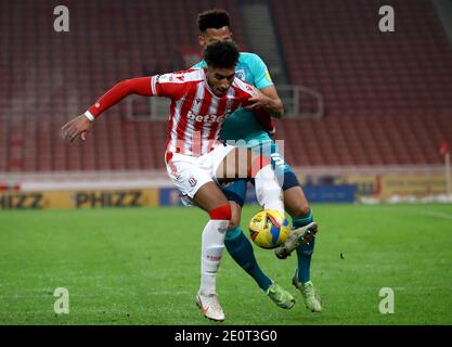 Jacob Brown (à gauche) de Stoke City et Lloyd Kelly de l'AFC Bournemouth se battent pour le ballon lors du match du championnat Sky Bet au stade bet365, Stoke. Banque D'Images