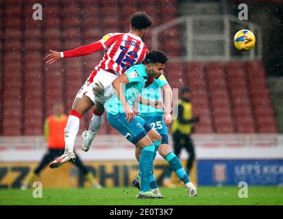 Jacob Brown (à gauche) de Stoke City et Lloyd Kelly de l'AFC Bournemouth se battent pour le ballon lors du match du championnat Sky Bet au stade bet365, Stoke. Banque D'Images