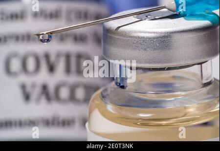 Vaccin contre le coronavirus Covid-19 avec aiguille de seringue hypodermique et goutte de liquide sur la pointe Banque D'Images