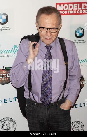 **PHOTO DU FICHIER** Larry King hospitalisé avec COVID-19. NEW YORK, NY - JANVIER 30: Larry King participe au Friars Club Roast Honoring Boomer Esiason à Waldorf Astoria le mercredi 30 janvier 2014 à New York. Crédit : Corredor99/MediaPunch Banque D'Images