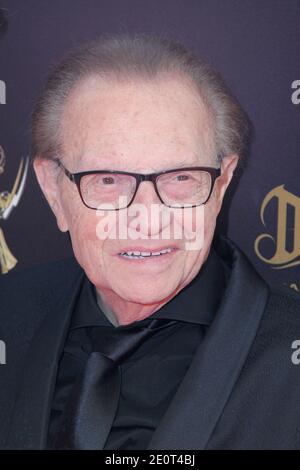 **PHOTO DU FICHIER** Larry King hospitalisé avec COVID-19. LOS ANGELES, CA - 1ER MAI : Larry King à la 43ème cérémonie annuelle de remise des Emmy Awards à l'hôtel Westin Bonaventure le 1er mai 2016 à Los Angeles, Californie. Crédit : mpi99/MediaPunch Banque D'Images