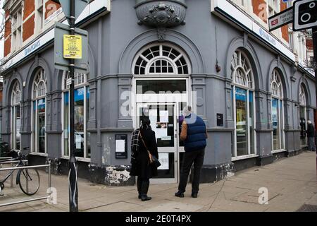 Londres, Royaume-Uni. 29 décembre 2020. Les gens attendent à l'extérieur d'une succursale de Barclays Bank à Londres. Credit: Dinendra Haria/SOPA Images/ZUMA Wire/Alay Live News Banque D'Images