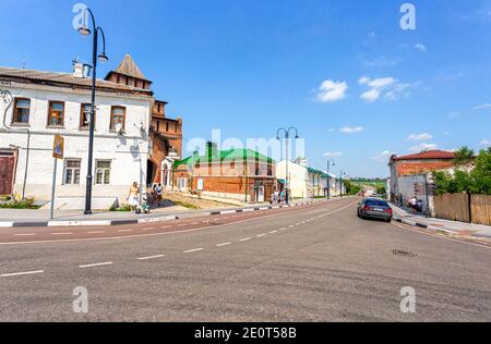 Kolomna, Russie - 7 juillet 2020 : porte de Pyatnitski du Kremlin de Kolomna et musée de Kalach à Kolomna Banque D'Images