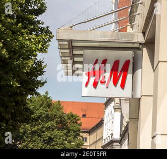 Gros plan du logo H&M. H & M Hennes & Mauritz AB est une société multinationale suédoise de vêtements de détail, connue pour ses vêtements de mode rapide Banque D'Images