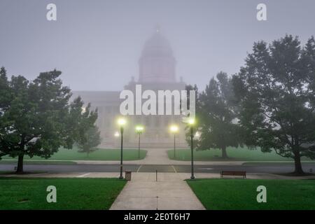 Frankfort, Kentucky, États-Unis avec le capitole de l'État du Kentucky dans un brouillard. Banque D'Images