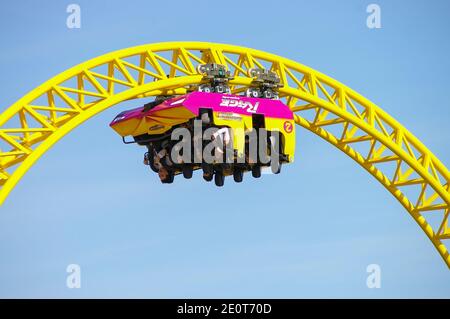 Riders sur le Rage RollerCoaster Thrill Ride à Adventure Island, à Southend on Sea, Essex, Royaume-Uni. Les amateurs de sensations fortes. Voiture sur le trajet avec des gens à cheval Banque D'Images