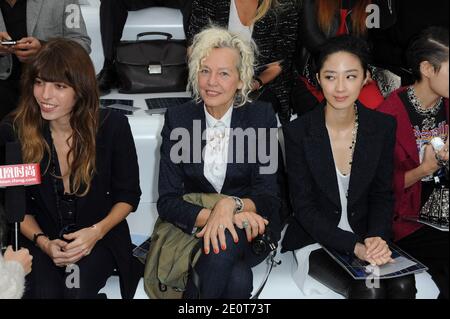 Lou Doillon, Ellen von Unwerth et LUN-Mei Guey assistent au salon de la collection prêt-à-porter Printemps-été 2013 de Chanel qui s'est tenu au Grand Palais à Paris, en France, le 2 octobre 2012. Photo de Thierry Orban/ABACAPRESS.COM Banque D'Images