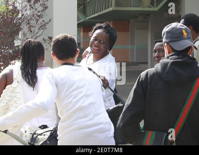 La mère de Kevin Aurelie arrive sur le site où deux jeunes Kevin et Sofiane ont été poignardus à mort le 28 septembre 2012 sur la place Maurice Thorez au parc Villeneuve d'Echirolles, une banlieue de Grenoble, en France, le 2 octobre 2012. Les deux jeunes garçons de 21 ans ont été tués au couteau après avoir été attaqués par un groupe dans un parc. Photo de Vincent Dargent/ABACAPRESS.COM Banque D'Images