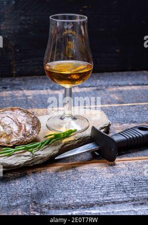 Accompagnement de nourriture et de boissons, huîtres plates européennes fraîches et crues cultivées en Bretagne dans la rivière Belon, en France, gros plan et whisky single malt scotch d'Islay is Banque D'Images