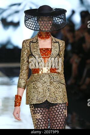 Un modèle présente une création de Sarah Burton, couturier britannique, pour le salon de la collection Alexander McQueen Printemps-été 2013 prêt-à-porter qui s'est tenu au 104 à Paris, en France, le 2 octobre 2012. Photo d'Alain Gil-Gonzalez/ABACAPRESS.COM Banque D'Images