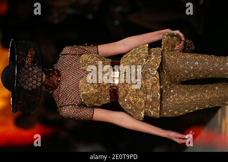 Un modèle présente une création de Sarah Burton, couturier britannique, pour le salon de la collection Alexander McQueen Printemps-été 2013 prêt-à-porter qui s'est tenu au 104 à Paris, en France, le 2 octobre 2012. Photo d'Alain Gil-Gonzalez/ABACAPRESS.COM Banque D'Images