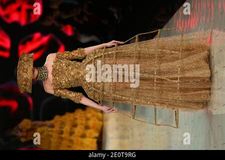 Un modèle présente une création de Sarah Burton, couturier britannique, pour le salon de la collection Alexander McQueen Printemps-été 2013 prêt-à-porter qui s'est tenu au 104 à Paris, en France, le 2 octobre 2012. Photo d'Alain Gil-Gonzalez/ABACAPRESS.COM Banque D'Images