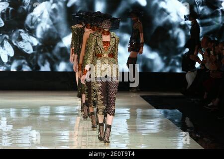 Un modèle présente une création de Sarah Burton, couturier britannique, pour le salon de la collection Alexander McQueen Printemps-été 2013 prêt-à-porter qui s'est tenu au 104 à Paris, en France, le 2 octobre 2012. Photo d'Alain Gil-Gonzalez/ABACAPRESS.COM Banque D'Images