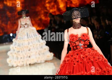 Un modèle présente une création de Sarah Burton, couturier britannique, pour le salon de la collection Alexander McQueen Printemps-été 2013 prêt-à-porter qui s'est tenu au 104 à Paris, en France, le 2 octobre 2012. Photo d'Alain Gil-Gonzalez/ABACAPRESS.COM Banque D'Images