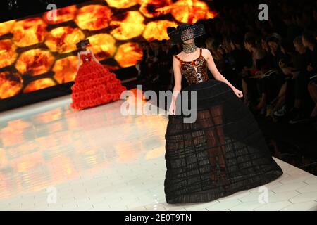 Un modèle présente une création de Sarah Burton, couturier britannique, pour le salon de la collection Alexander McQueen Printemps-été 2013 prêt-à-porter qui s'est tenu au 104 à Paris, en France, le 2 octobre 2012. Photo d'Alain Gil-Gonzalez/ABACAPRESS.COM Banque D'Images