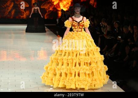 Un modèle présente une création de Sarah Burton, couturier britannique, pour le salon de la collection Alexander McQueen Printemps-été 2013 prêt-à-porter qui s'est tenu au 104 à Paris, en France, le 2 octobre 2012. Photo d'Alain Gil-Gonzalez/ABACAPRESS.COM Banque D'Images
