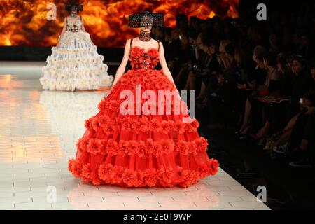 Un modèle présente une création de Sarah Burton, couturier britannique, pour le salon de la collection Alexander McQueen Printemps-été 2013 prêt-à-porter qui s'est tenu au 104 à Paris, en France, le 2 octobre 2012. Photo d'Alain Gil-Gonzalez/ABACAPRESS.COM Banque D'Images