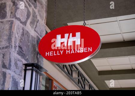 Whistler, Canada - 5,2020 juillet : vue sur l'entrée du magasin Helly Hansen dans le village de Whistler Banque D'Images