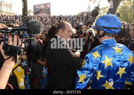 Le boulanger français Pascal Treyve (au centre) propriétaire de Saonois assiste à la 91e édition du Prix de l'Arc de Triomphe (aujourd'hui le Qatar Prix de l'Arc de Triomphe) à l'hippodrome de Longchamp, à Paris, en France, le 7 octobre 2012. Photo par Ammar Abd Rabbo/ABACAPRESS.COM Banque D'Images