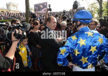 Le boulanger français Pascal Treyve (au centre) propriétaire de Saonois assiste à la 91e édition du Prix de l'Arc de Triomphe (aujourd'hui le Qatar Prix de l'Arc de Triomphe) à l'hippodrome de Longchamp, à Paris, en France, le 7 octobre 2012. Photo par Ammar Abd Rabbo/ABACAPRESS.COM Banque D'Images