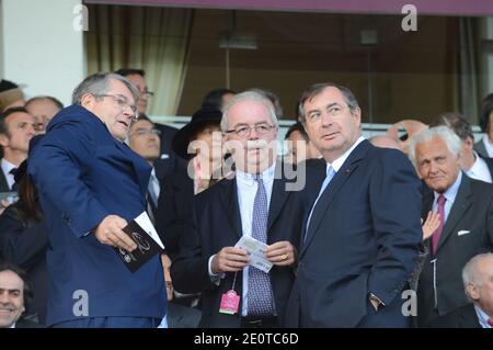 Christophe de Margerie (au centre) et Martin Bouygues (à droite) assistent à la 91e édition de la réunion du Prix de l'Arc de Triomphe (aujourd'hui le Qatar Prix de l'Arc de Triomphe) à l'hippodrome de Longchamp, à Paris, en France, le 7 octobre 2012. Photo par Ammar Abd Rabbo/ABACAPRESS.COM Banque D'Images