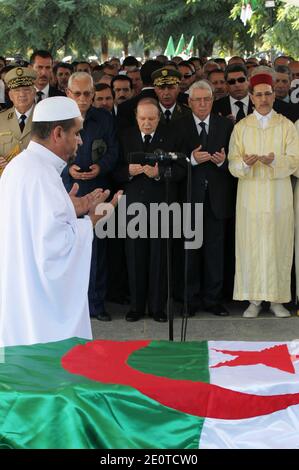 De (R à L) Ministre marocain des Affaires étrangères Saad-Eddine Al-Othmani, Président algérien du Conseil de la Nation Abdelakader Bensalah, Président algérien Abdelaziz Bouteflika, L'ancien président du Conseil supérieur d'Etat Ali Kafi et le chef de cabinet algérien Ahmed GID Salah assistent aux funérailles d'Etat de l'ancien président algérien Chadli Bendjédia au cimetière d'El Alia à Alger, en Algérie, le 8 octobre 2012. Photo de Louiza Ammi/ABACAPRESS.COM Banque D'Images