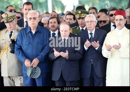 De (R à L) Ministre marocain des affaires étrangères Saad-Eddine Al-Othmani, Président algérien du Conseil de la Nation Abdelakader Bensalah, Président algérien Abdelaziz Bouteflika, ancien Président du Conseil d'Etat Ali Kafi, Le général Ahmed GID Salah, chef d'état-major algérien, assiste aux funérailles d'État de l'ancien président algérien Chadli Bendjedid au cimetière d'El Alia à Alger, en Algérie, le 8 octobre 2012. Photo de Louiza Ammi/ABACAPRESS.COM Banque D'Images