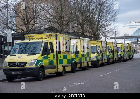 02 janvier 2020. Londres, Royaume-Uni. Une flotte d'ambulances est garée à l'extérieur du centre Excel, à l'est de Londres. Le centre a été converti en hôpital Nightingale pour traiter les patients Covid-19 lors de la première pandémie en avril 2020 et est en attente. Une augmentation des cas Covid-19 est attendue la semaine prochaine après les fêtes de Noël. Photo de Ray Tang Banque D'Images