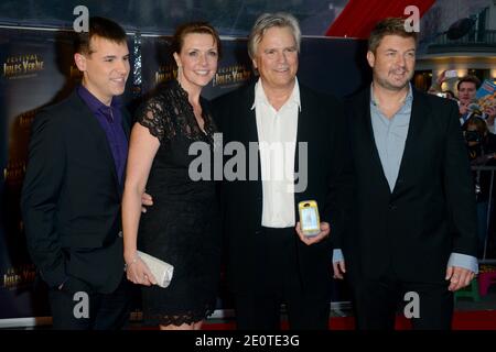 Frédéric Dieulonne, Amanda Tapping, Richard Dean Anderson et Jean-Christophe Jeauffre assistent à la cérémonie d'ouverture du « Festival Jules Verne » qui s'est tenue au théâtre du Grand Rex à Paris, en France, le 10 octobre 2012. Photo de Nicolas Briquet/ABACAPRESS.COM Banque D'Images