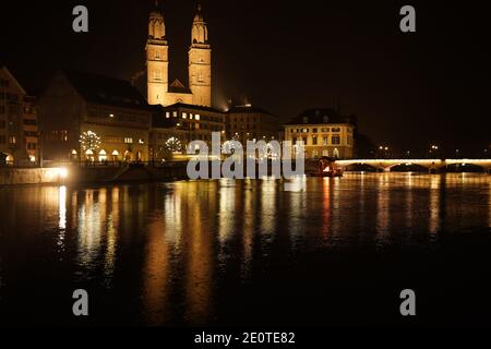 Grande église Grossmünster dans la vieille ville de zurich jours avant Noël. Vue sur le pont à une cheminée sur un radeau sur la rivière Limmat. Zurich, 19. Déc Banque D'Images