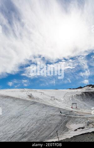 Vue sur le glacier glacial près de la station du ciel d'hiver et d'été Les deux Alpes en été Banque D'Images