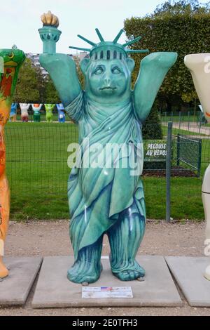 Illustration de "United Buddy Bears" pour célébrer le 25ème anniversaire de l'amitié franco-allemande à Paris, France, le 12 octobre 2012. Photo de Nicolas Briquet/ABACAPRESS.COM Banque D'Images