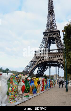 Illustration de "United Buddy Bears" pour célébrer le 25ème anniversaire de l'amitié franco-allemande à Paris, France, le 12 octobre 2012. Photo de Nicolas Briquet/ABACAPRESS.COM Banque D'Images