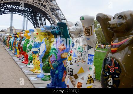 Illustration de "United Buddy Bears" pour célébrer le 25ème anniversaire de l'amitié franco-allemande à Paris, France, le 12 octobre 2012. Photo de Nicolas Briquet/ABACAPRESS.COM Banque D'Images