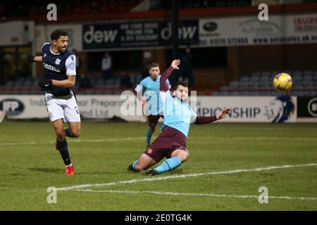 Dens Park, Dundee, Royaume-Uni. 2 janvier 2021. Scottish Championship football, Dundee FC versus Heart of Midlothian ; Osman Sow of Dundee Fires in a shot crédit : action plus Sports/Alay Live News Banque D'Images