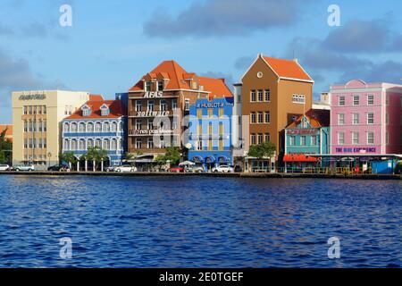 Willemstad, Curaçao - 14 novembre 2018 - vue sur les bâtiments colorés le long de la baie de St Anna pendant la journée Banque D'Images