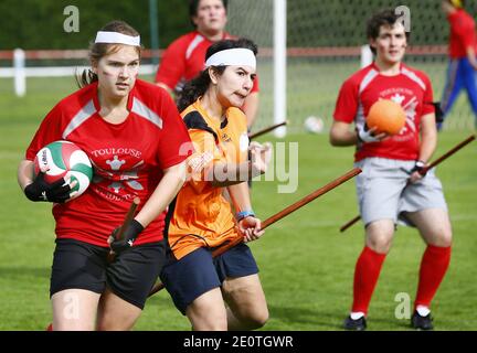 Les équipes française, italienne et britannique se sont affrontées lors du championnat d'Europe Quidditch à Lesparre, France, le 13 octobre 2012. Quidditch est un sport fictif créé par l'auteur britannique J. K. Rowling pour la série Harry Potter de romans pour enfants. Il est décrit comme un sport de semi-contact extrêmement difficile mais très populaire, joué par des sorcières et des sorcières dans le monde entier. Une coupe du monde officielle aura lieu en Floride en 2013. Photo de Patrick Bernard/ABACAPRESS.COM Banque D'Images