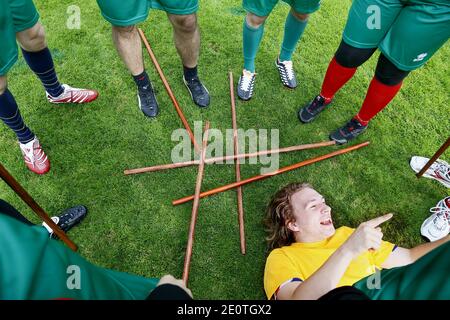 Les équipes française, italienne et britannique se sont affrontées lors du championnat d'Europe Quidditch à Lesparre, France, le 13 octobre 2012. Quidditch est un sport fictif créé par l'auteur britannique J. K. Rowling pour la série Harry Potter de romans pour enfants. Il est décrit comme un sport de semi-contact extrêmement difficile mais très populaire, joué par des sorcières et des sorcières dans le monde entier. Une coupe du monde officielle aura lieu en Floride en 2013. Photo de Patrick Bernard/ABACAPRESS.COM Banque D'Images