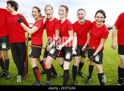 Les équipes française, italienne et britannique se sont affrontées lors du championnat d'Europe Quidditch à Lesparre, France, le 13 octobre 2012. Quidditch est un sport fictif créé par l'auteur britannique J. K. Rowling pour la série Harry Potter de romans pour enfants. Il est décrit comme un sport de semi-contact extrêmement difficile mais très populaire, joué par des sorcières et des sorcières dans le monde entier. Une coupe du monde officielle aura lieu en Floride en 2013. Photo de Patrick Bernard/ABACAPRESS.COM Banque D'Images