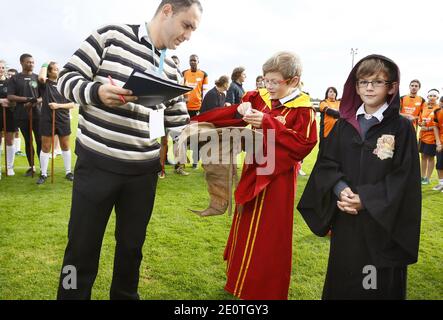 Les équipes française, italienne et britannique se sont affrontées lors du championnat d'Europe Quidditch à Lesparre, France, le 13 octobre 2012. Quidditch est un sport fictif créé par l'auteur britannique J. K. Rowling pour la série Harry Potter de romans pour enfants. Il est décrit comme un sport de semi-contact extrêmement difficile mais très populaire, joué par des sorcières et des sorcières dans le monde entier. Une coupe du monde officielle aura lieu en Floride en 2013. Photo de Patrick Bernard/ABACAPRESS.COM Banque D'Images