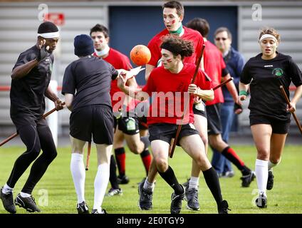 Les équipes française, italienne et britannique se sont affrontées lors du championnat d'Europe Quidditch à Lesparre, France, le 13 octobre 2012. Quidditch est un sport fictif créé par l'auteur britannique J. K. Rowling pour la série Harry Potter de romans pour enfants. Il est décrit comme un sport de semi-contact extrêmement difficile mais très populaire, joué par des sorcières et des sorcières dans le monde entier. Une coupe du monde officielle aura lieu en Floride en 2013. Photo de Patrick Bernard/ABACAPRESS.COM Banque D'Images