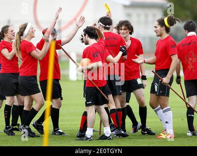 Les équipes française, italienne et britannique se sont affrontées lors du championnat d'Europe Quidditch à Lesparre, France, le 13 octobre 2012. Quidditch est un sport fictif créé par l'auteur britannique J. K. Rowling pour la série Harry Potter de romans pour enfants. Il est décrit comme un sport de semi-contact extrêmement difficile mais très populaire, joué par des sorcières et des sorcières dans le monde entier. Une coupe du monde officielle aura lieu en Floride en 2013. Photo de Patrick Bernard/ABACAPRESS.COM Banque D'Images