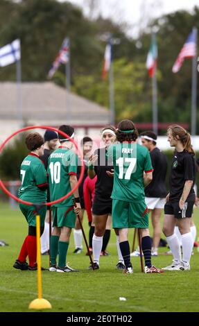 Les équipes française, italienne et britannique se sont affrontées lors du championnat d'Europe Quidditch à Lesparre, France, le 13 octobre 2012. Quidditch est un sport fictif créé par l'auteur britannique J. K. Rowling pour la série Harry Potter de romans pour enfants. Il est décrit comme un sport de semi-contact extrêmement difficile mais très populaire, joué par des sorcières et des sorcières dans le monde entier. Une coupe du monde officielle aura lieu en Floride en 2013. Photo de Patrick Bernard/ABACAPRESS.COM Banque D'Images