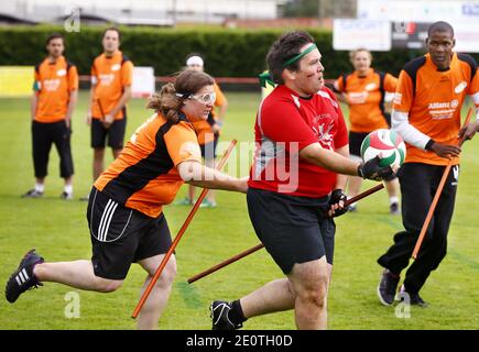 Les équipes française, italienne et britannique se sont affrontées lors du championnat d'Europe Quidditch à Lesparre, France, le 13 octobre 2012. Quidditch est un sport fictif créé par l'auteur britannique J. K. Rowling pour la série Harry Potter de romans pour enfants. Il est décrit comme un sport de semi-contact extrêmement difficile mais très populaire, joué par des sorcières et des sorcières dans le monde entier. Une coupe du monde officielle aura lieu en Floride en 2013. Photo de Patrick Bernard/ABACAPRESS.COM Banque D'Images