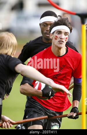 Les équipes française, italienne et britannique se sont affrontées lors du championnat d'Europe Quidditch à Lesparre, France, le 13 octobre 2012. Quidditch est un sport fictif créé par l'auteur britannique J. K. Rowling pour la série Harry Potter de romans pour enfants. Il est décrit comme un sport de semi-contact extrêmement difficile mais très populaire, joué par des sorcières et des sorcières dans le monde entier. Une coupe du monde officielle aura lieu en Floride en 2013. Photo de Patrick Bernard/ABACAPRESS.COM Banque D'Images